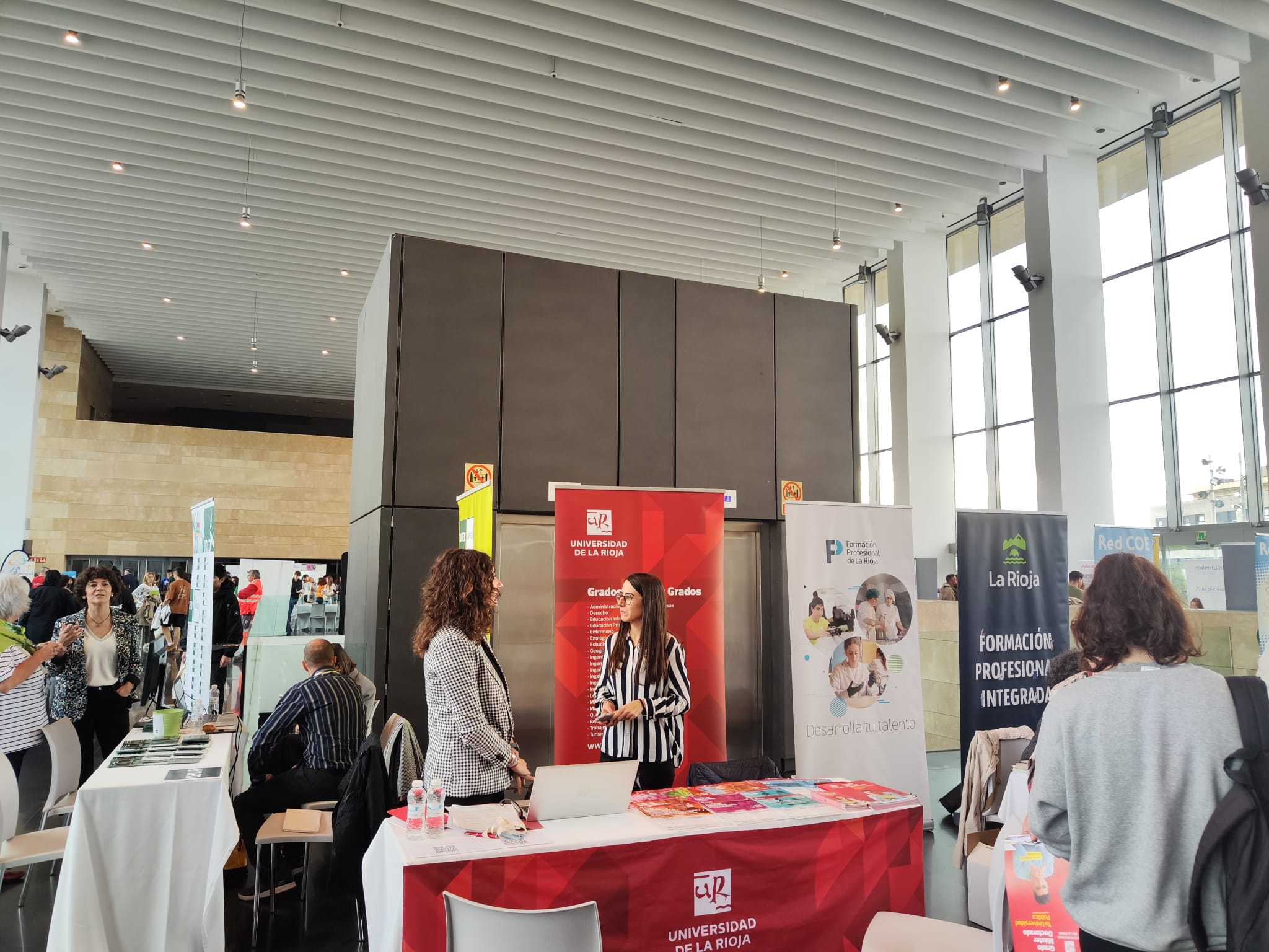 Empresas del sector de la industria tecnológica participan en la II Feria de empleo y emprendimiento